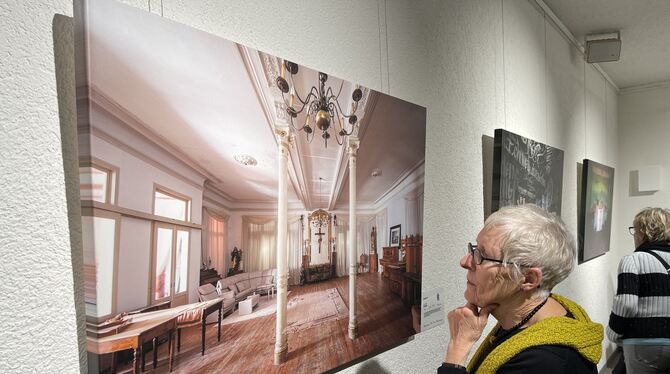 Eine Ausstellungsbesucherin betrachtet Benjamin Seyfangs Fotografie »Believe«. FOTOS: WEBER