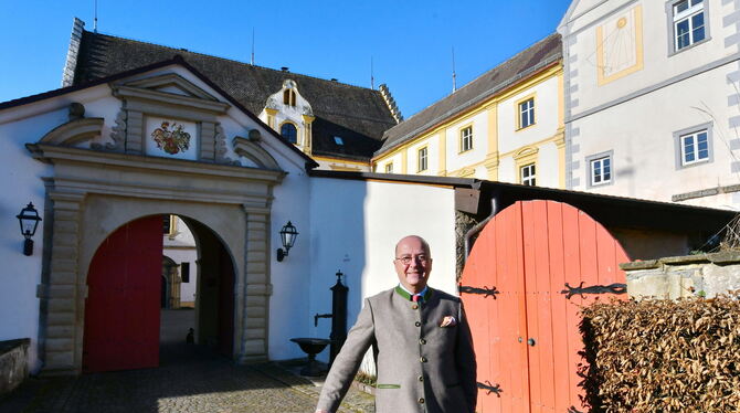 Baron Rassler ist stolz auf sein Schloss Weitenburg.  FOTO: MEYER