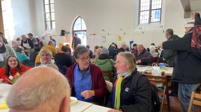 »Solidaresser« Rüdiger Weckmann (links), Stadtrat der Linken, im Gespräch mit Besucher Lothar Fischer. FOTOS: GLAGE