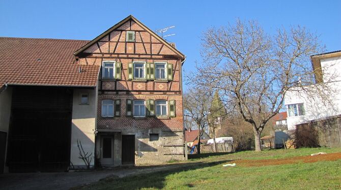 Das Seniorenzentrum in Walddorfhäslach (rechts). Das alte Haus mit Fachwerk ist das Haus, welches abgerissen wird (links). An di
