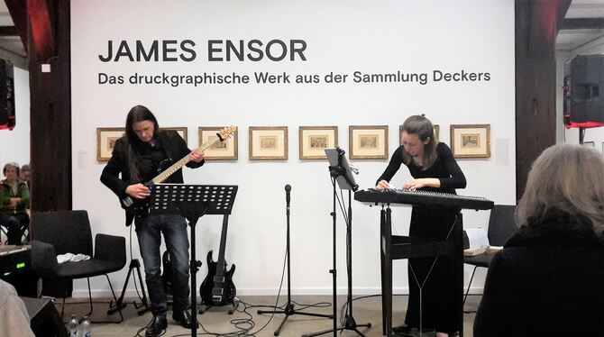 Jan Henning und Lisa Schöttl spielten in der James-Ensor-Ausstellung.  FOTO: BERNKLAU