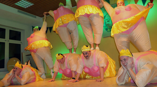 Die Ranzadanza präsentierten als Ballerinas eine sehenswerte Einlage unter dem Motto: »Durch Corona fett geworden«.  FOTO: BLOCH