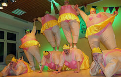 Die Ranzadanza präsentierten als Ballerinas eine sehenswerte Einlage unter dem Motto: »Durch Corona fett geworden«.  FOTO: BLOCH