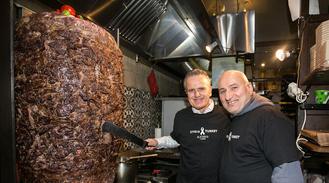OB Frank Nopper (links) und der Gastro-Betreiber Yüksel Dogan stehen gemeinsam im Alaturka hinter der Theke. FOTO: RUDEL/GEA