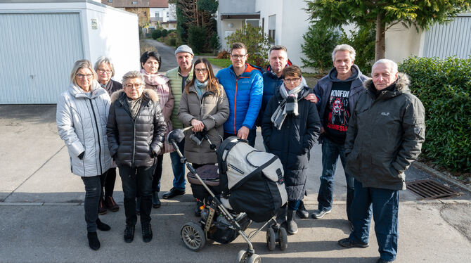 Nachbarn wehren sich gegen die Familie von Michael Waibel. Jürgen Hähnel (Zweiter von rechts) organisiert den Widerstand.  FOTO: