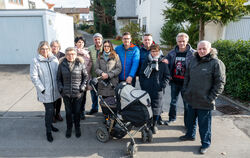 Nachbarn wehren sich gegen die Familie von Michael Waibel. Jürgen Hähnel (Zweiter von rechts) organisiert den Widerstand.  FOTO:
