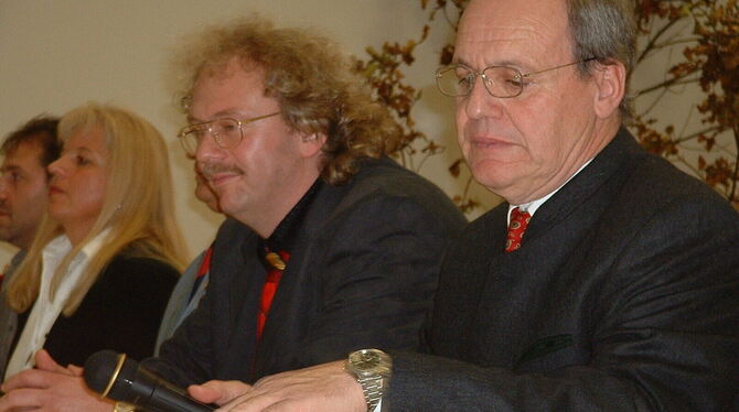 Rudolf Beck (rechts) bei der Amtseinsetzung von Michael Waibel als Pfronstetter Bürgermeister 2004.  ARCHIVFOTO: HÄUSSLER