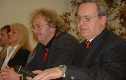 Rudolf Beck (rechts) bei der Amtseinsetzung von Michael Waibel als Pfronstetter Bürgermeister 2004.  ARCHIVFOTO: HÄUSSLER