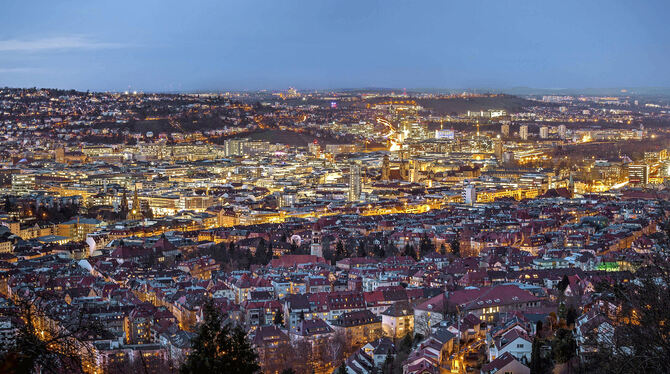 Stuttgart bei Nacht. Die Stadt ist erleuchtet.  FOTO: DYHRINGE /7AKTUELL