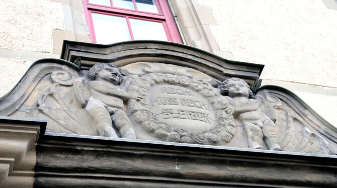 An der Fassade des Amtsgerichts in Stein gemeißelt: »Recht muss Recht bleiben«. FOTO: PIETH