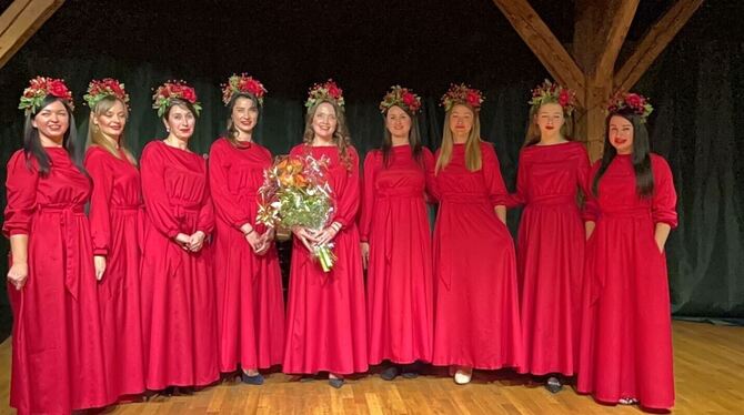 Asya Dittler (Mitte) hat im September 2022 einen Ukrainischen Chor für geflüchtete Ukrainer gegründet. Bei ihren Auftritten zeig