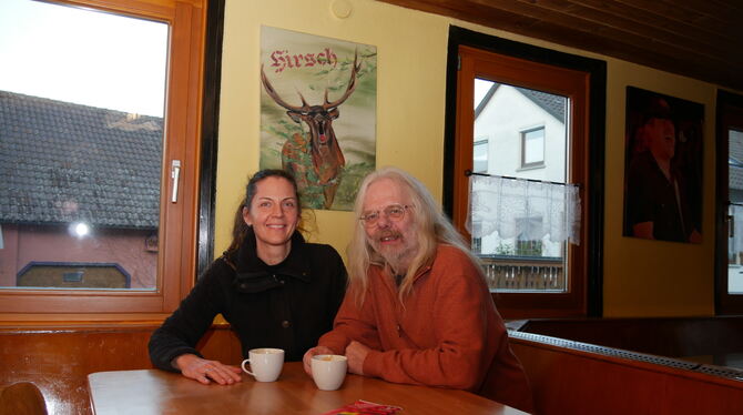 Es läuft. Walter und Iris Dieterle leben und arbeiten im und für den »Hirsch« in Glems. Seit 17 Jahren sind sie verheiratet. Iri