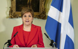 Nicola Sturgeon kündigt ihren Rücktritt während einer Pressekonferenz im Bute House an.  FOTO: BARLOW/DPA