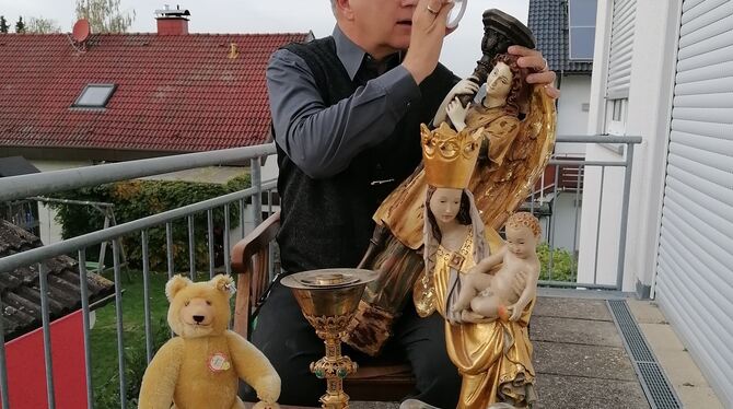 Martin Vitt begutachtet historische Wertgegenstände: Der Steiff-Teddy ist ein Replika, die Heiligenfigur auf seinem Schoß nicht