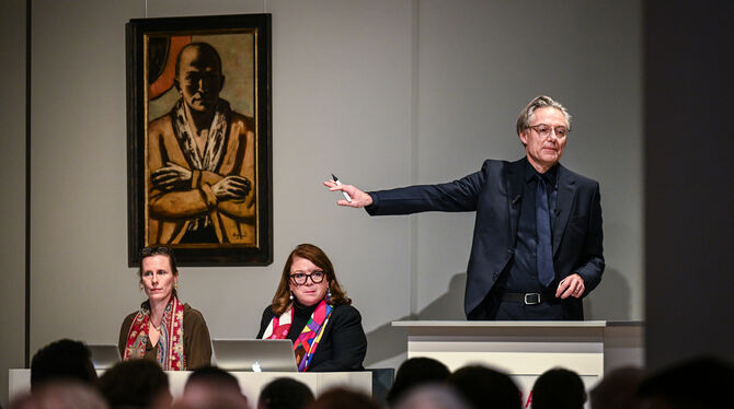 Auktion des Gemäldes »Selbstbildnis gelb-rosa« von Max Beckmann. Das Werk erzielte dabei 20 Millionen Euro.  FOTO: PEDERSEN/DPA