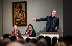 Auktion des Gemäldes »Selbstbildnis gelb-rosa« von Max Beckmann. Das Werk erzielte dabei 20 Millionen Euro.  FOTO: PEDERSEN/DPA 