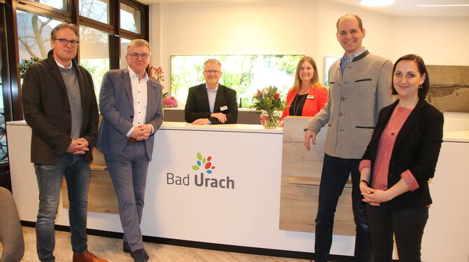Die umgestaltete Tourist-Info von Bad Urach ist eröffnet, es freuen sich über den gelungenen Umbau: Architekt Marc Stückle (link