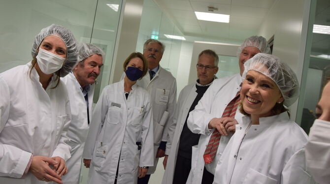 Ministerin trifft geballte Forschungskompetenz: Petra Olschowski (rechts) im Werner-Siemens Imaging Center. FOTOS: KREIBICH