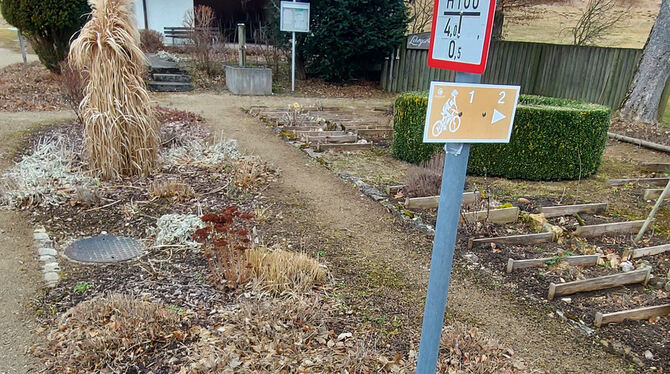 Im Winter sieht der Kurgarten in Erpfingen trist aus. Der Ortschaftsrat will ihn peu à peu aufmöbeln.  FOTO: FISCHER