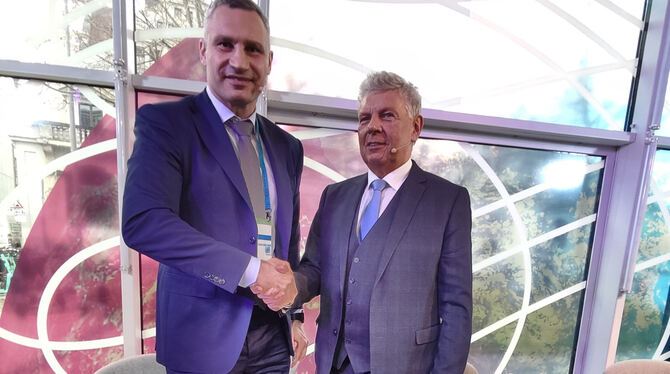 Die beiden Oberbürgermeister der Städte Kiew und München, Vitali Klitschko und Dieter Reiter treffen sich am Rande der Münchner