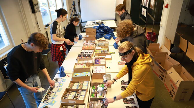 Junge Helfer packen 13 500 Kulturgutscheine von 24 Kulturveranstaltern in 500 »Kulturbeutel«.  FOTO: REISNER
