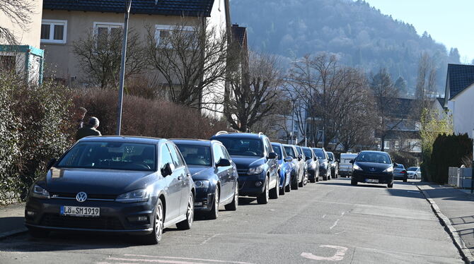 In diesem Teil der Mozartstraße kann mit Blick auf den Georgenberg noch kostenlos geparkt werden, was viele Autofahrer auch tun.