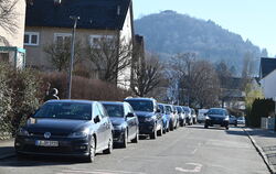 In diesem Teil der Mozartstraße kann mit Blick auf den Georgenberg noch kostenlos geparkt werden, was viele Autofahrer auch tun.