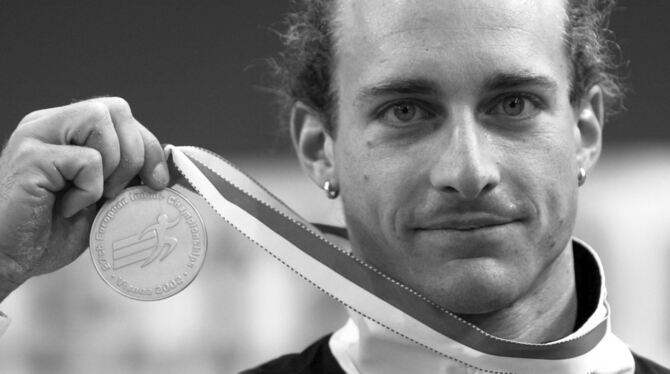 Einmal Weltmeister, einmal Europameister im Stabhochsprung: Tim Lobinger.  FOTO: WEISSBROD/DPA
