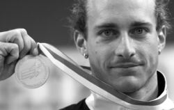  Einmal Weltmeister, einmal Europameister im Stabhochsprung: Tim Lobinger.  FOTO: WEISSBROD/DPA
