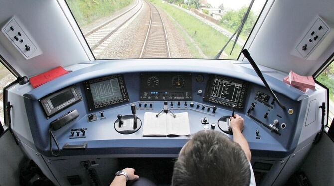 Lokführer an seinem Arbeitsplatz.