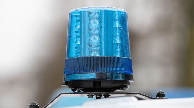 Das Blaulicht auf dem Dach eines Einsatzwagens der Polizei
