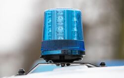 Das Blaulicht auf dem Dach eines Einsatzwagens der Polizei
