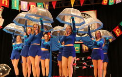 Getanzt werden kann auch mit Regenschirmen, so ganz nebenbei verbreiteten die Tänzerinnen aus Stetten allerbeste Laune.  