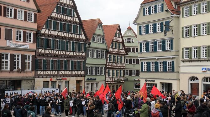 Demo zum Jahrestag von Hanau und gegen Rassismus auf dem Tübinger Marktplatz.  FOTO: STRAUB