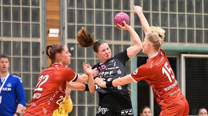 Die Metzingerin Marte Juuhl Svensson (mit Ball) wird von Xenia Smits (links) und Kim Naidzinavicius attackiert.  FOTO: T.BAUR/EI