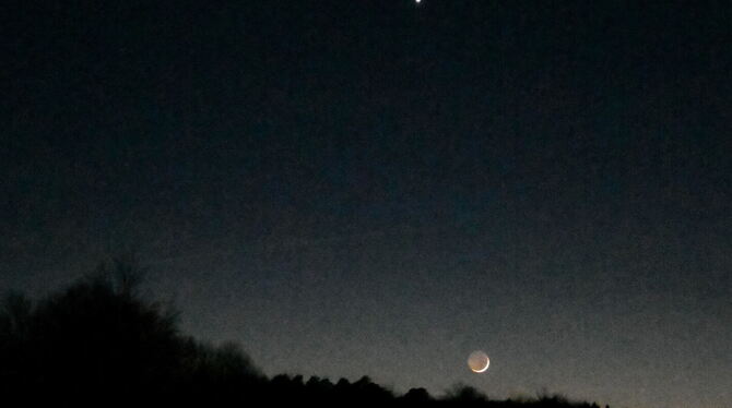 Einzigartige Dreierkonstellation am Abendhimmel zu sehen: Venus, Jupiter und Mond.