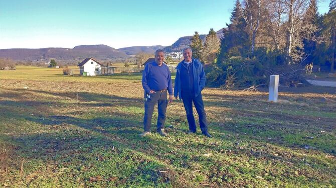 Walter Fromm (rechts) und Sven Hagmaier vom Vorstand des Obst- und Gartenbauvereins Pfullingen möchten dieses Grundstück nahe d