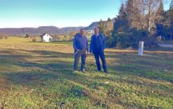 Walter Fromm (rechts) und Sven Hagmaier vom Vorstand des Obst- und Gartenbauvereins Pfullingen möchten dieses Grundstück nahe d