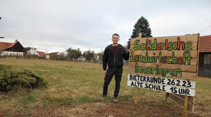 Philipp Teufel vor der noch unbestellten Anbaufläche.  FOTO: RÖSCH