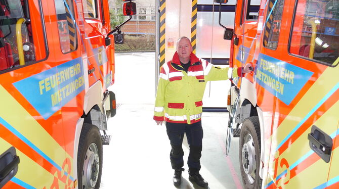 Hartmut Holder, der Kommandant der Metzinger Feuerwehr, zwischen den beiden Löschgruppenfahrzeugen, die ersetzt werden. Die jetz