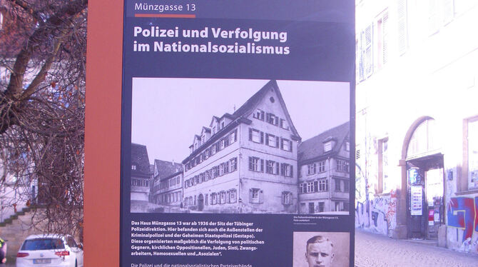 Zwei der Stationen: Die Münzgasse (links), in der die Polizei und Gestapo residierten, und der Marktplatz.  FOTOS: MAIER/VALVERD