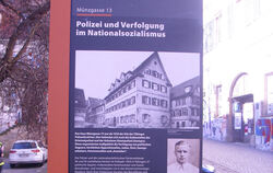 Zwei der Stationen: Die Münzgasse (links), in der die Polizei und Gestapo residierten, und der Marktplatz.  FOTOS: MAIER/VALVERD