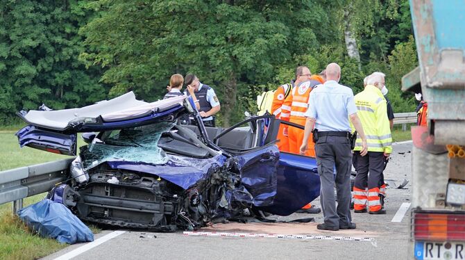 Nach dem Unfall zwischen Gomadingen und Bernloch im Juli 2022 musste die Fahrerin aus ihrem Kleinwagen herausgeschnitten werden.