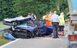 Nach dem Unfall zwischen Gomadingen und Bernloch im Juli 2022 musste die Fahrerin aus ihrem Kleinwagen herausgeschnitten werden.