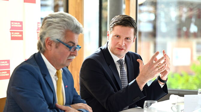 Politik mit Augenmaß: Das fordert Finanz-Staatssekretär Florian Toncar (rechts) im Gespräch mit Moderator Rainer Knauer bei den