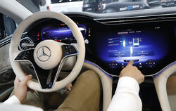 Bei Mercedes-Benz sollen über das neue Betriebssystem in Zukunft Youtube, Webex oder Zoom integriert werden.