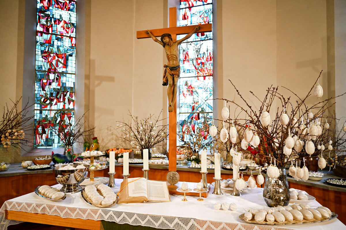 Die Martinskirche in Dapfen ist in der vorösterlichen Zeit kunterbunt. Überall liegen und hängen selbst verzierte Eier.  FOTOS:
