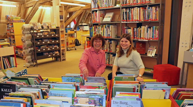 Die Stadtbücherei Münsingen schreibt laut Leiterin Ulla Krämer (links) und Mitarbeiterin Karina Heid gute Zahlen. Vor allem im K