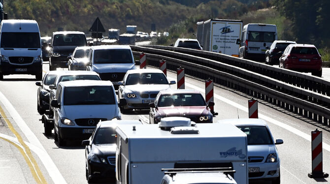Auf der Autobahn 8 bei Pforzheim haben Autofahrer im Jahr 2022 bundesweit die meiste Zeit im Stau verloren.  FOTO: DECK/DPA