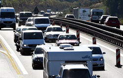 Auf der Autobahn 8 bei Pforzheim haben Autofahrer im Jahr 2022 bundesweit die meiste Zeit im Stau verloren.  FOTO: DECK/DPA